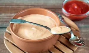Jaki sos do sałatki gyros? Sprawdź najlepsze przepisy na smaki