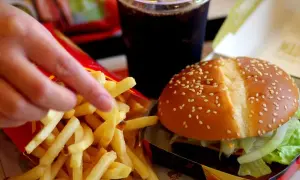 Ile kalorii ma burger drwala? Zaskakujące fakty o kaloryczności