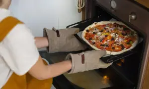 Jak piec pizzę w piekarniku, aby uniknąć przypalonego ciasta?