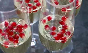 Najlepsze przepisy na tropikalne drinki, które orzeźwią każdy dzień