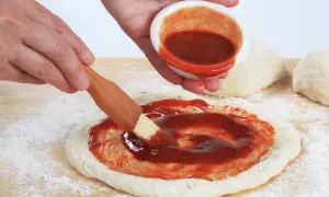 Jak się robi sos do pizzy – proste przepisy, które zachwycą smakiem
