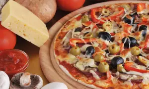 Jak poprawnie przygotować pizzę: najpierw ser czy dodatki?