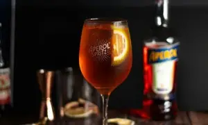 Najlepsze drinki z aperolu, które zachwycą Twoich gości na każdej imprezie