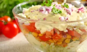 Jak zrobić sałatkę gyros warstwowa – prosty przepis na imprezę