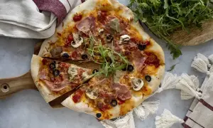 Z czym jest pizza capriciosa? Odkryj jej wyjątkowe składniki