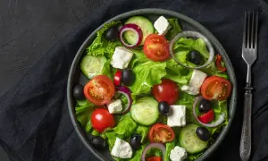 Jakie sosy do sałatki z fetą podkreślą jej smak i aromat?