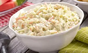 Jak zrobić sałatkę coleslaw - prosty przepis na pyszny dodatek