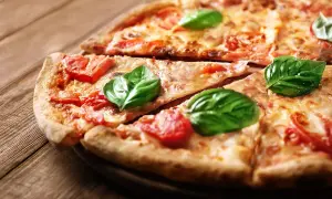 Ile kosztuje duża pizza w Pizza Hut? Ceny i smaki, które zaskoczą