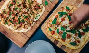 Jak układać składniki na pizzy, aby uniknąć niepowodzeń w smaku