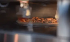 Jak długo piec pizzę domową? Odkryj idealne czasy i temperatury