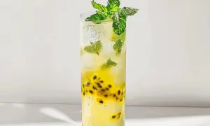 Najlepsze drinki z syropem marakuja – przepisy na koktajle i mocktaile