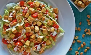 Jak przygotować tofu do sałatki, aby zaskoczyć smakiem i prostotą
