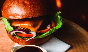 Zaskakujące dodatki do burgera, które zmienią Twoje danie na zawsze
