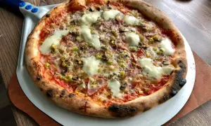 Jak zrobić pizzę jak z pizzerii - idealny przepis na domową pizzę