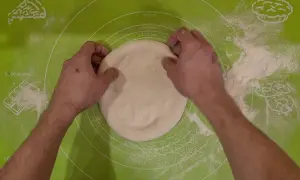 Jak rozwałkować ciasto na pizzę bez błędów i frustracji