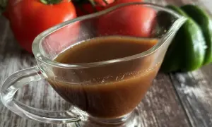 Jak zrobić sos balsamiczny do sałatki - prosty przepis na smakowitość