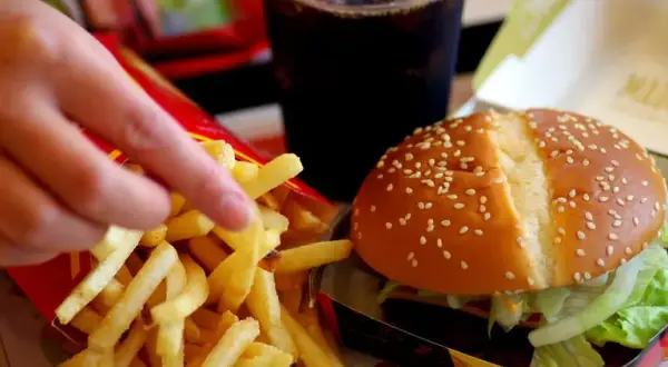 Ile kalorii ma burger drwala? Zaskakujące fakty o kaloryczności