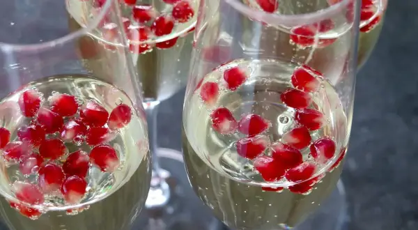 Najlepsze przepisy na tropikalne drinki, które orzeźwią każdy dzień