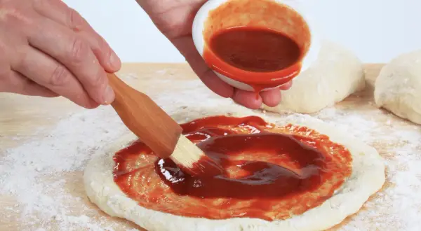 Jak się robi sos do pizzy – proste przepisy, które zachwycą smakiem