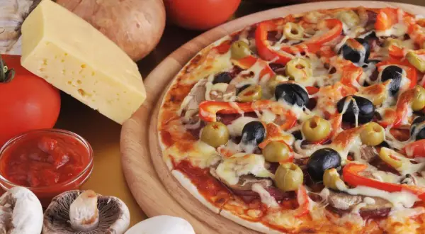 Jak poprawnie przygotować pizzę: najpierw ser czy dodatki?