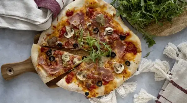 Z czym jest pizza capriciosa? Odkryj jej wyjątkowe składniki