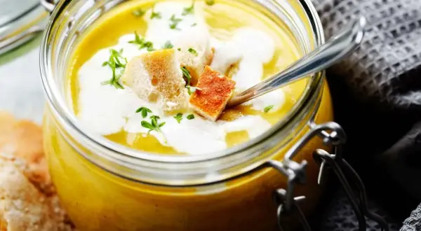 Ile może stać zupa? Odkryj, jak długo jest bezpieczna do jedzenia
