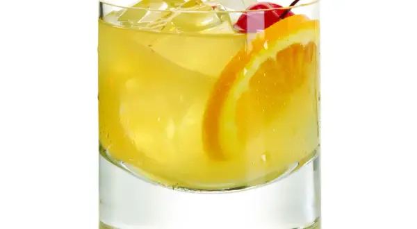 Najlepsze drinki z bimbrem, które zaskoczą Twoich gości