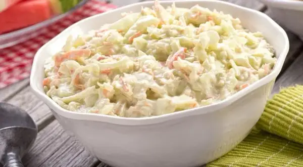 Jak zrobić sałatkę coleslaw - prosty przepis na pyszny dodatek