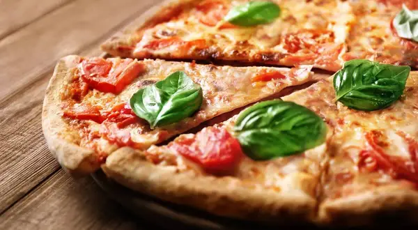 Ile kosztuje duża pizza w Pizza Hut? Ceny i smaki, które zaskoczą