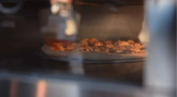 Jak długo piec pizzę domową? Odkryj idealne czasy i temperatury