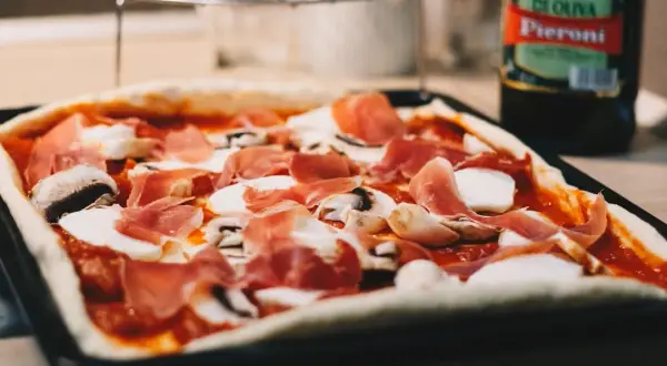 Co można dodać do pizzy? Odkryj zaskakujące dodatki i smaki