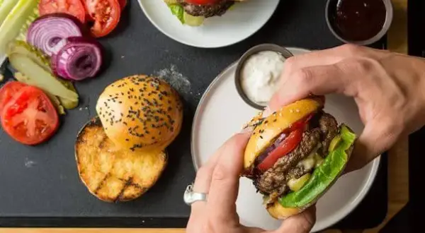 Jak przyprawić mięso wołowe na burgery, by uniknąć mdłego smaku