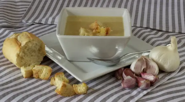 Jak zrobić zupę czosnkową – prosty przepis na aromatyczną zupę