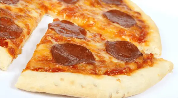 Ile osób najada się pizzą 50 cm? Sprawdź, zanim zamówisz!