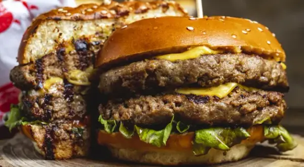 Co to jest burger? Poznaj składniki i różnorodność smaków