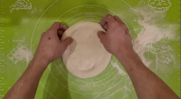 Jak rozwałkować ciasto na pizzę bez błędów i frustracji