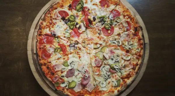 Ile kcal ma pizza? Zaskakujące różnice w kaloryczności pizzy