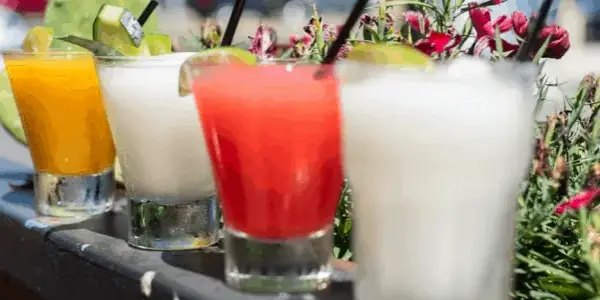 Prosty drink z malibu - łatwe przepisy na pyszne koktajle w domu