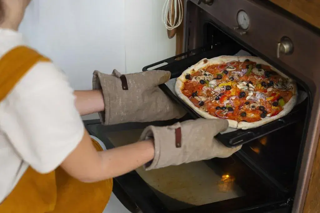 Jak piec pizzę w piekarniku, aby uniknąć przypalonego ciasta?
