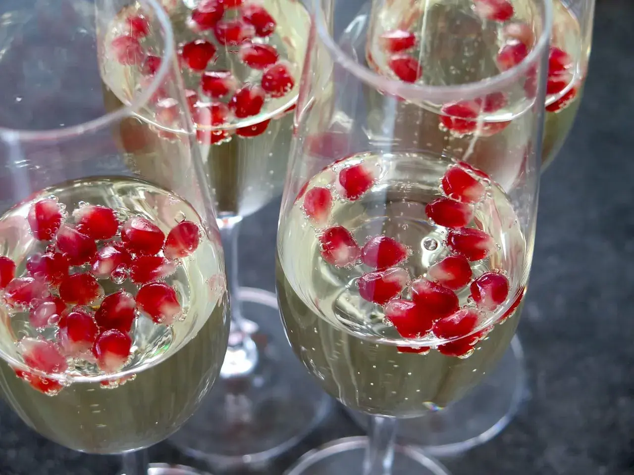 Najlepsze przepisy na tropikalne drinki, które orzeźwią każdy dzień