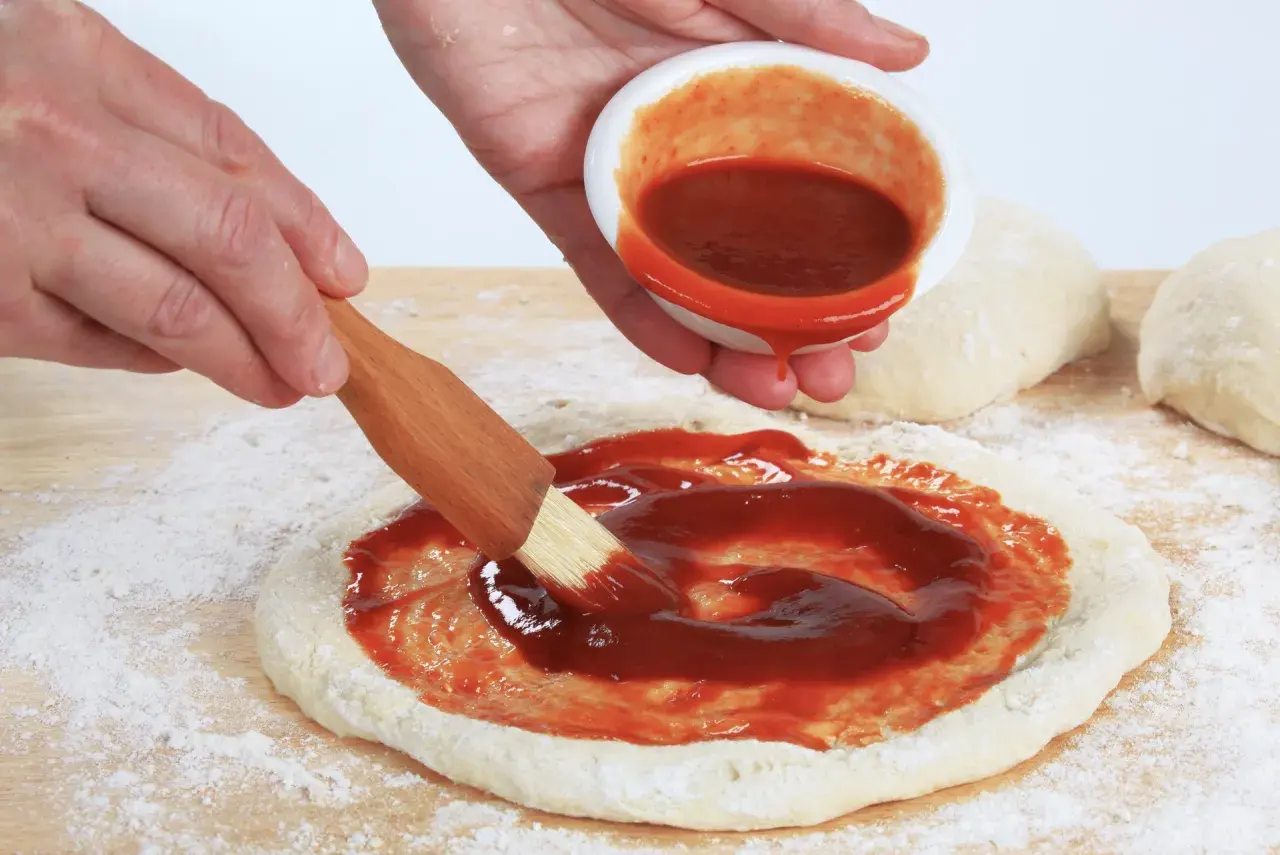 Jak się robi sos do pizzy – proste przepisy, które zachwycą smakiem