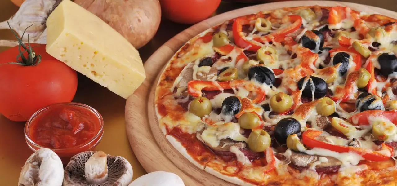 Jak poprawnie przygotować pizzę: najpierw ser czy dodatki?