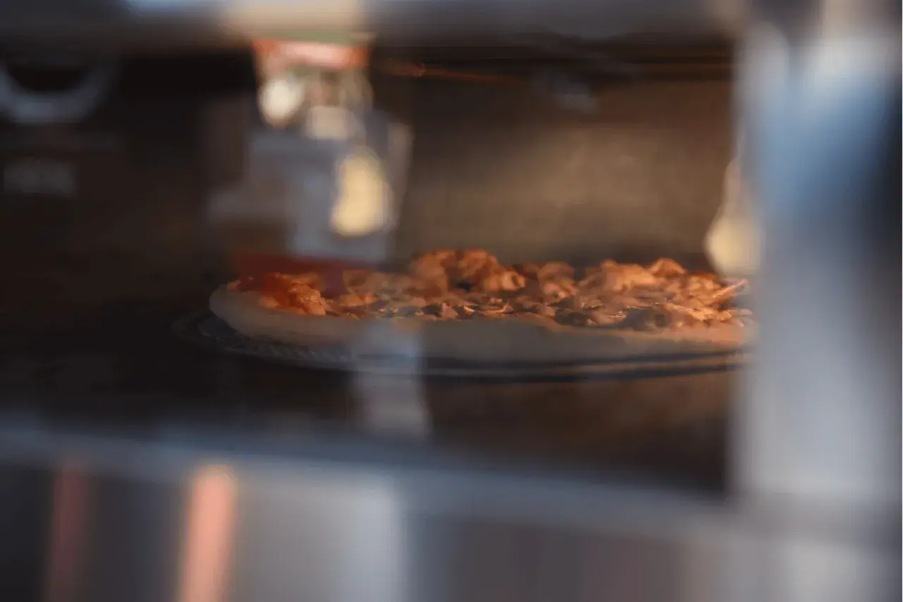 Jak długo piec pizzę domową? Odkryj idealne czasy i temperatury