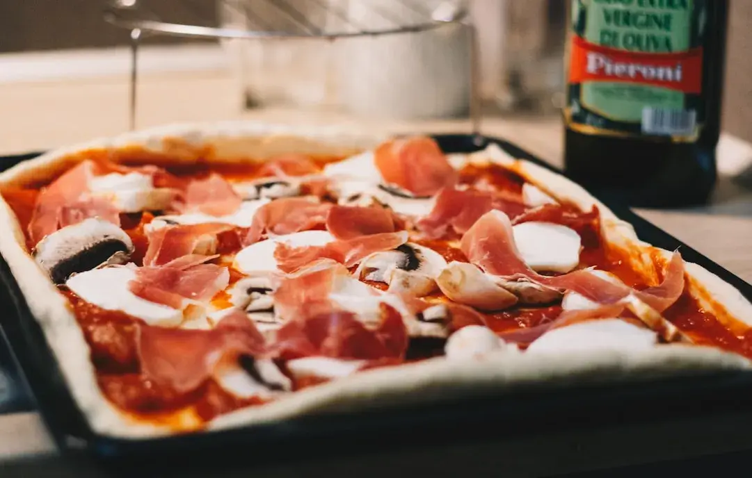 Co można dodać do pizzy? Odkryj zaskakujące dodatki i smaki