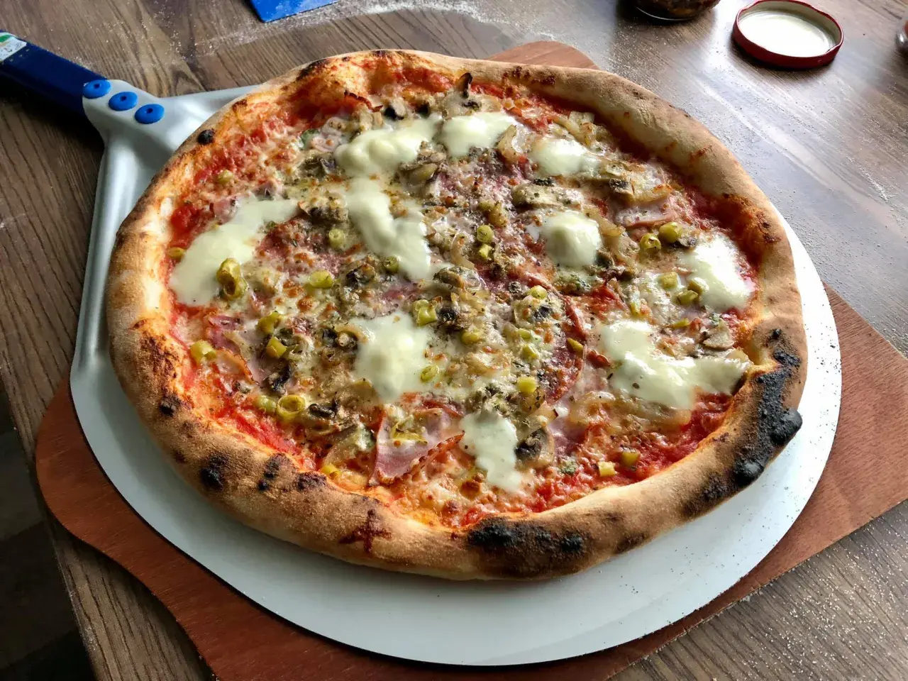 Jak zrobić pizzę jak z pizzerii - idealny przepis na domową pizzę