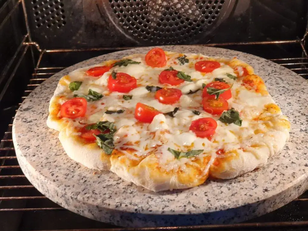 Zdjęcie Jak piec pizzę w piekarniku, aby uniknąć przypalonego ciasta?