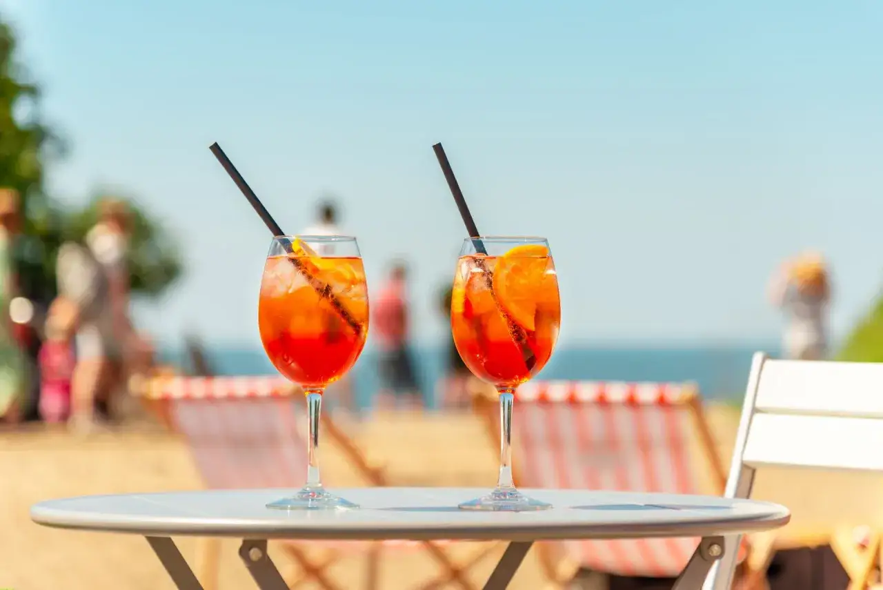 Zdjęcie Najlepsze drinki z aperolu, które zachwycą Twoich gości na każdej imprezie